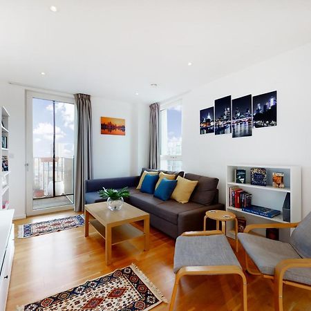 Lovely 2 Bedroom Flat With Balcony In Stratford London Eksteriør billede