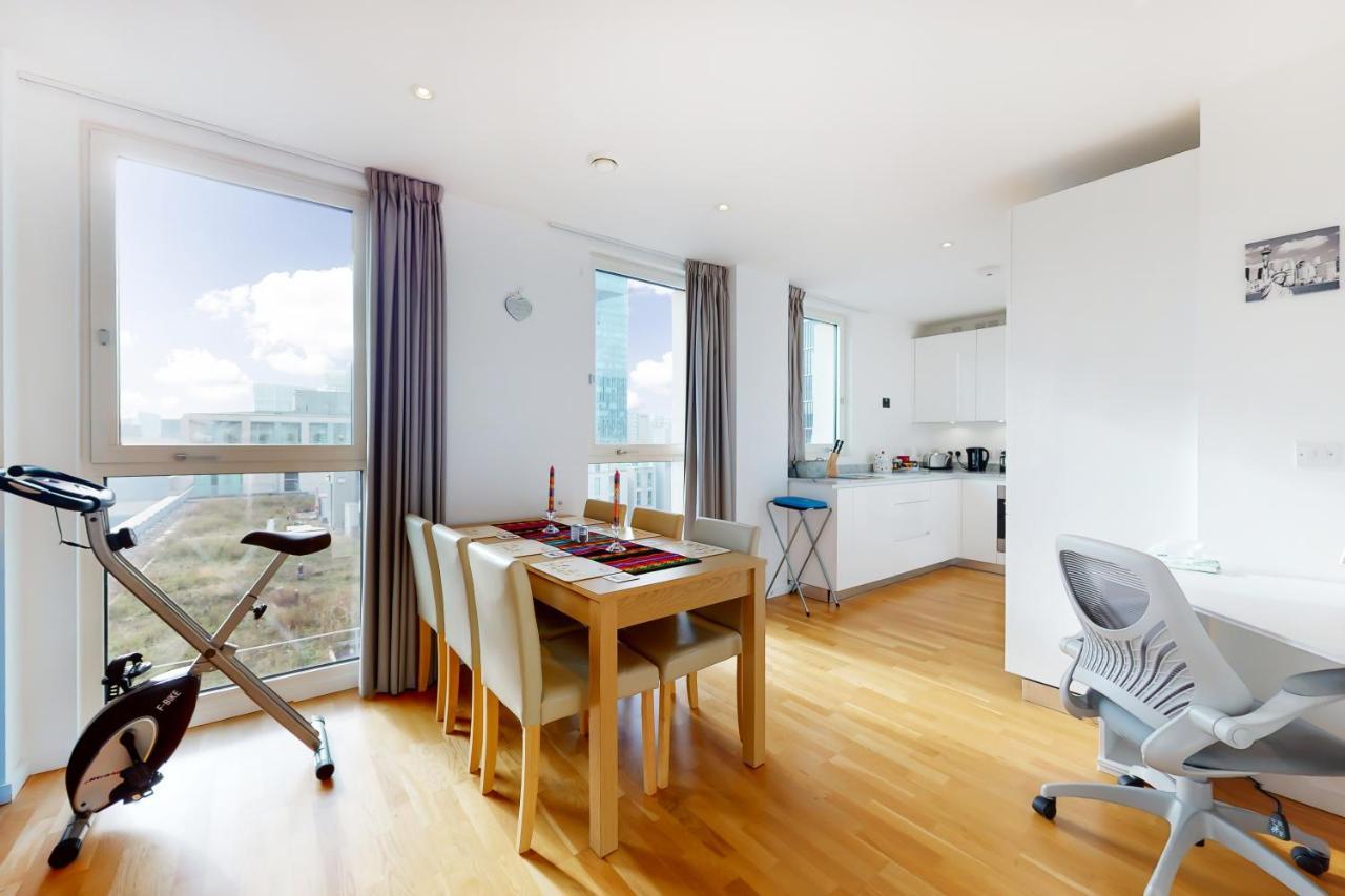 Lovely 2 Bedroom Flat With Balcony In Stratford London Eksteriør billede