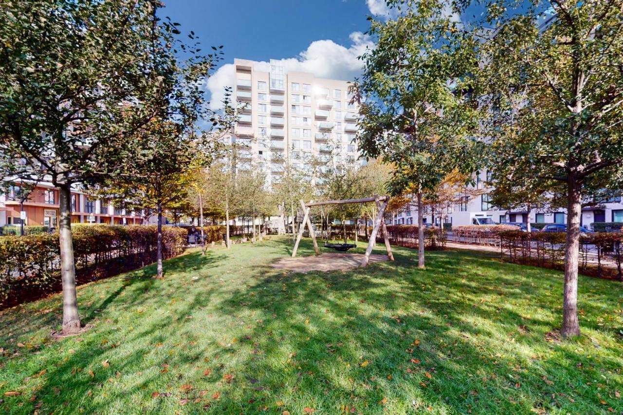 Lovely 2 Bedroom Flat With Balcony In Stratford London Eksteriør billede