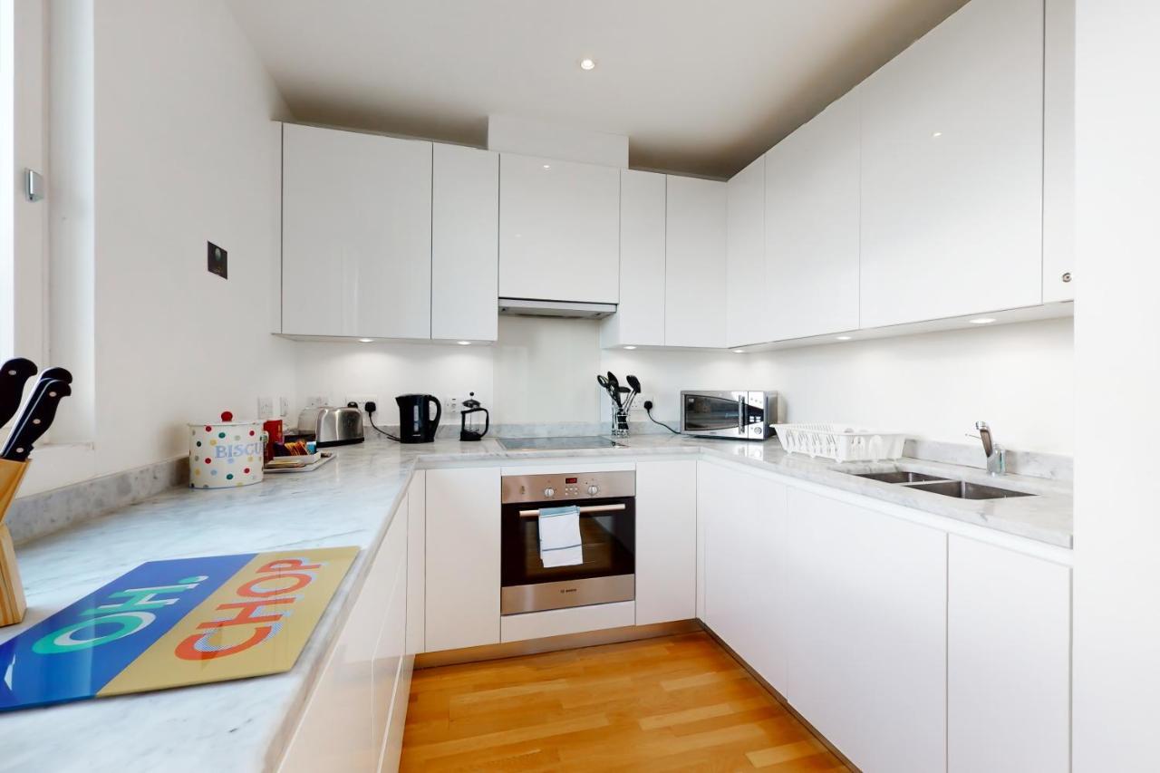 Lovely 2 Bedroom Flat With Balcony In Stratford London Eksteriør billede
