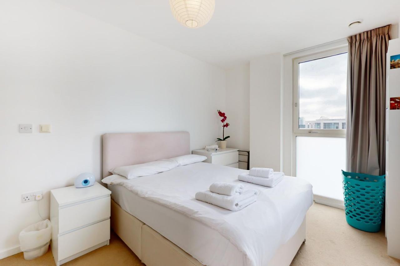 Lovely 2 Bedroom Flat With Balcony In Stratford London Eksteriør billede