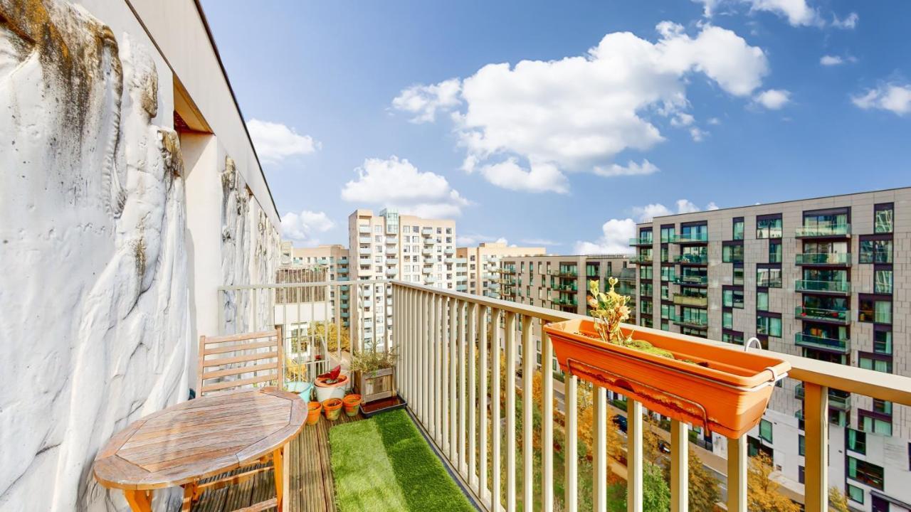 Lovely 2 Bedroom Flat With Balcony In Stratford London Eksteriør billede