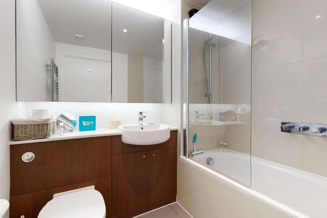Lovely 2 Bedroom Flat With Balcony In Stratford London Eksteriør billede