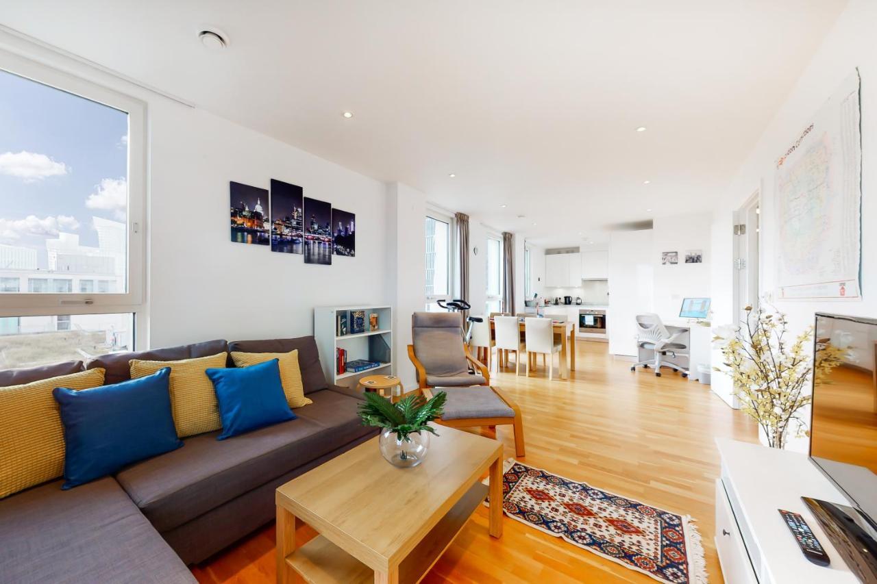 Lovely 2 Bedroom Flat With Balcony In Stratford London Eksteriør billede