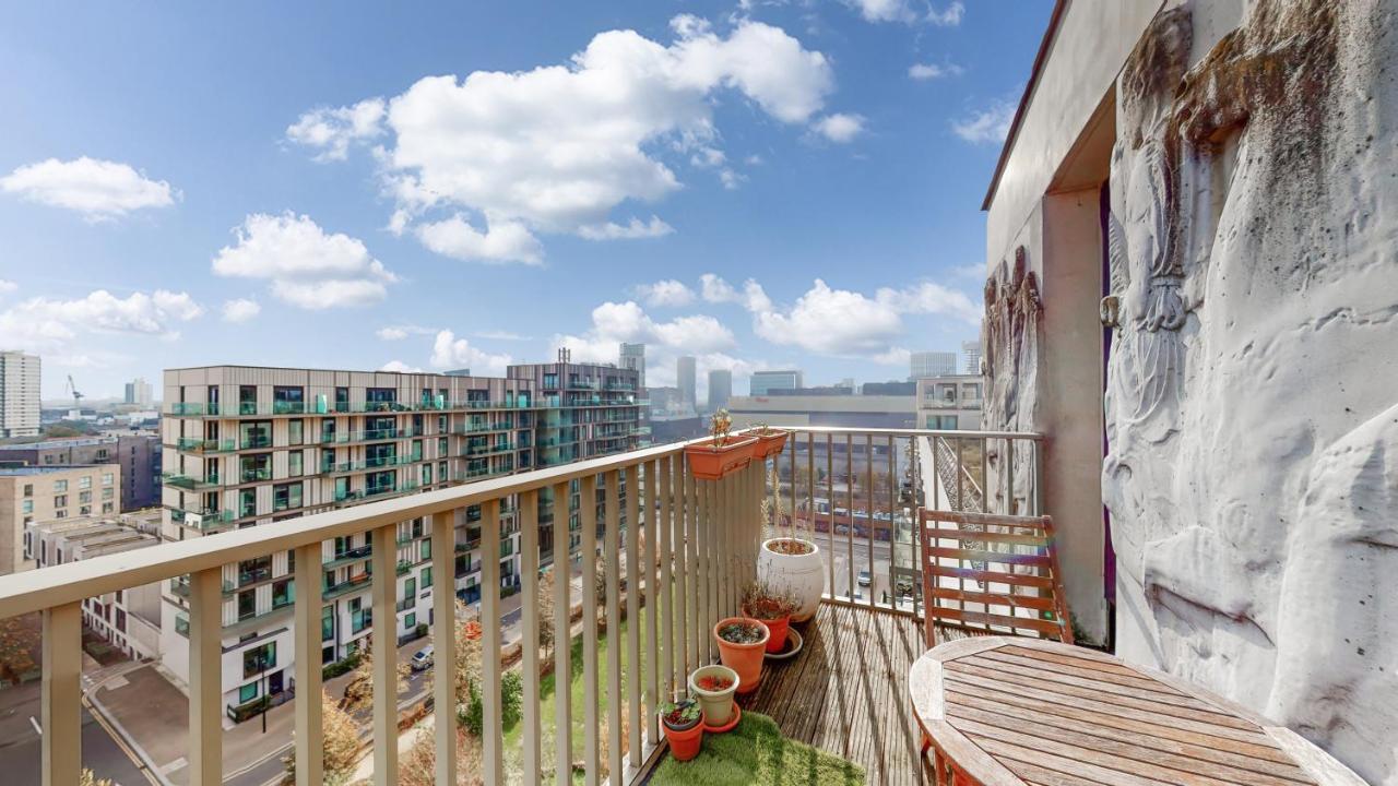 Lovely 2 Bedroom Flat With Balcony In Stratford London Eksteriør billede