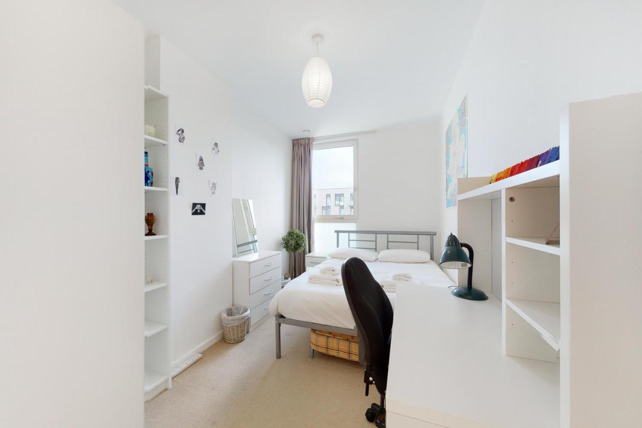 Lovely 2 Bedroom Flat With Balcony In Stratford London Eksteriør billede